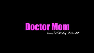 Moms Teach Szex - Britney Amber a szőrös muffos milf