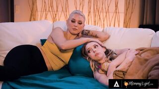 Könnyen ijedő Lily Larimar keféli gondoskodó mostohaanyját Kenzie Taylort egy mozizás alatt