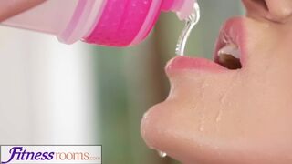 Afina Kisser világos szőke orosz milf éhesen cumizza a hatalmas lőcse