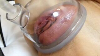 Dögös milf pumpálja a punciját és alaposan megbassza lovagló pózban többszörös spricceléssel