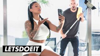 Dögös Brazil MILF Mariana Martix Alaposan Megkefélve az Asszisztens által a LetsDoeIt Csatornán