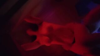 Dögös milf-et kutyapózban megbasszák a szaunában